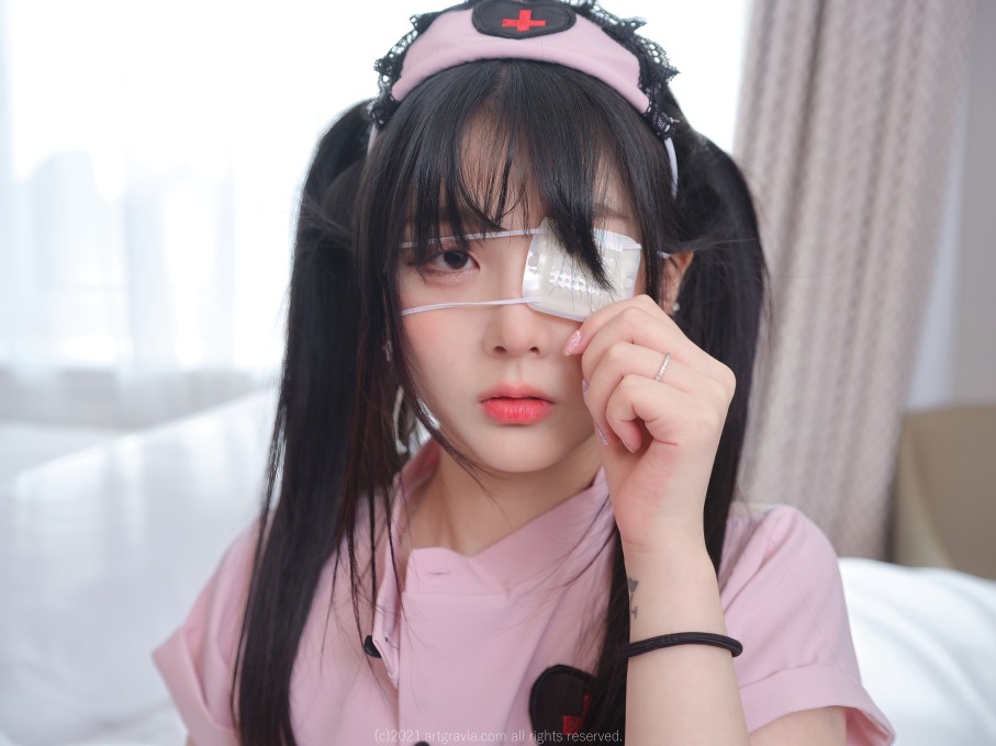 Jang Joo穿着护士装在酒店床上正脸扯眼罩