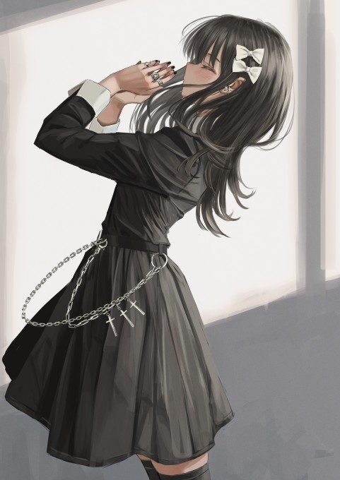 黑色长发女孩穿着黑色连衣裙在祈祷4k手机壁纸
