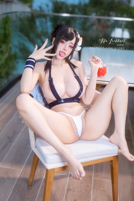 Byoru角色扮演蒂法穿着比基尼坐在椅子上张开双腿