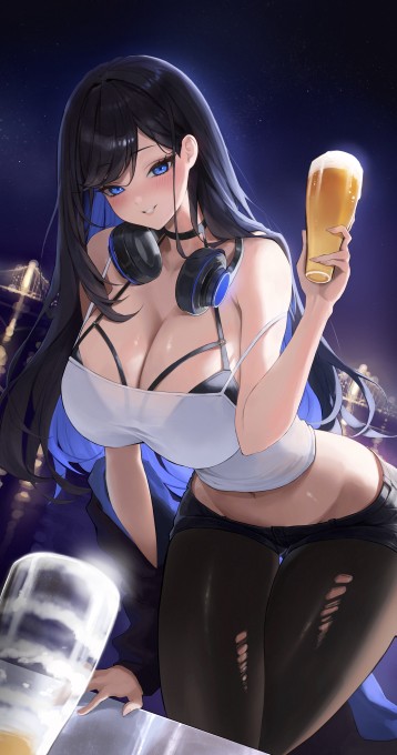 时尚女孩裤袜在短裤下面手举着倒满啤酒的啤酒杯4k手机壁纸