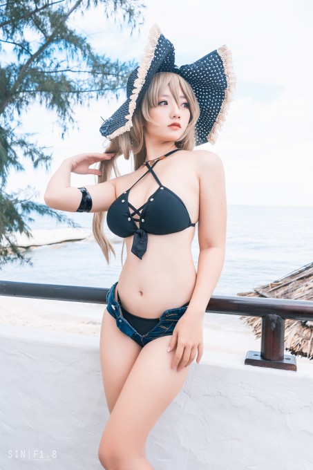 MessieHuang让&middot;巴尔泳装