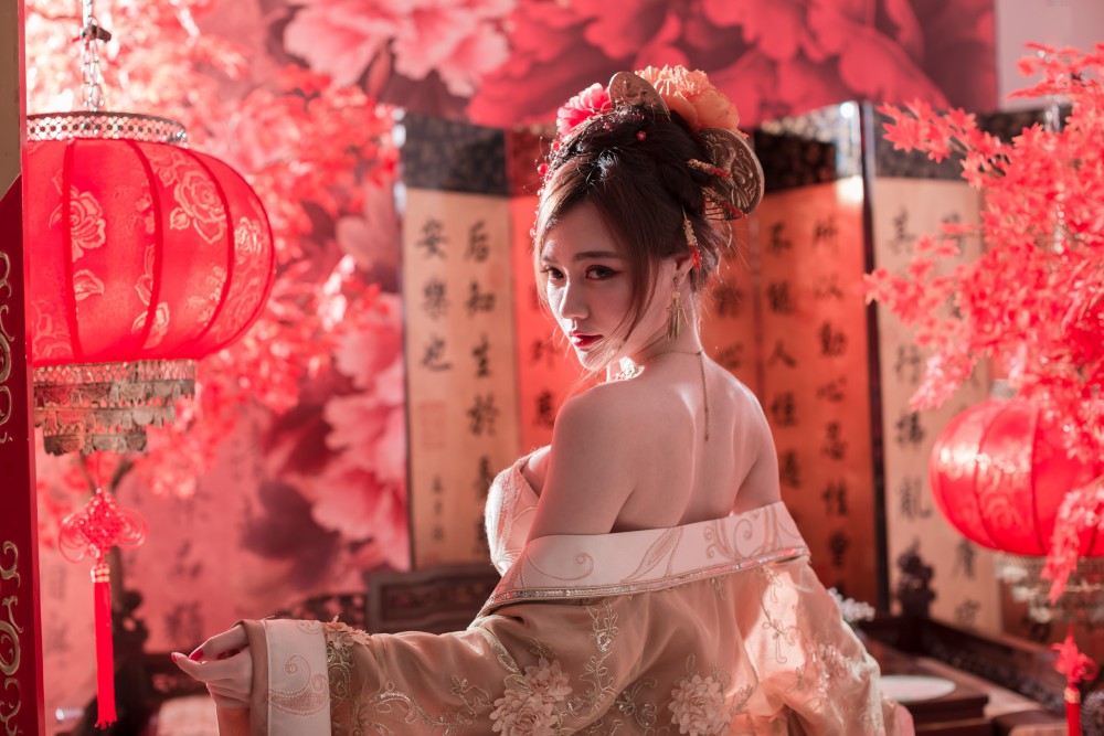 中国风露肩性感美女高清壁纸