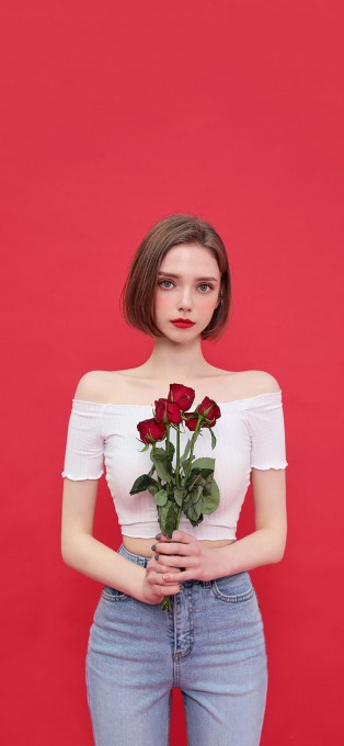 德国模特Chloe手拿玫瑰花高清手机壁纸