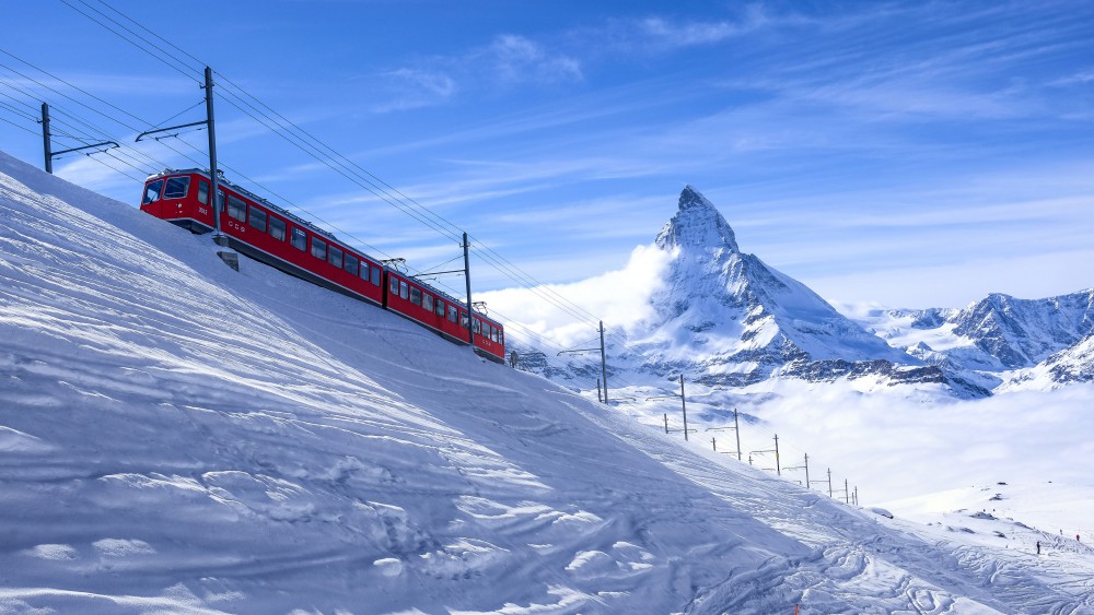 瑞士采尔马特列车疾驰而过高清壁纸