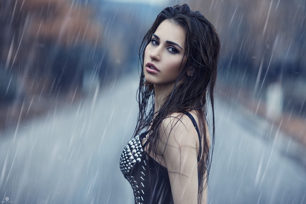 雨中美女模特摄影高清壁纸