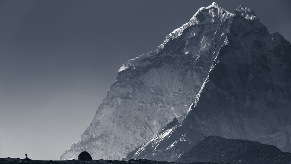 尼泊尔剪影高山薄雾积雪高清壁纸