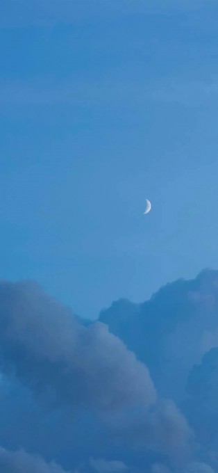 月亮月牙天空云朵风景全屏手机壁纸