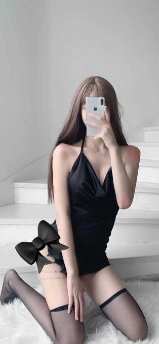性感女生正面挡脸自拍渣男手机壁纸
