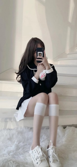 性感女生正面挡脸自拍渣男手机壁纸