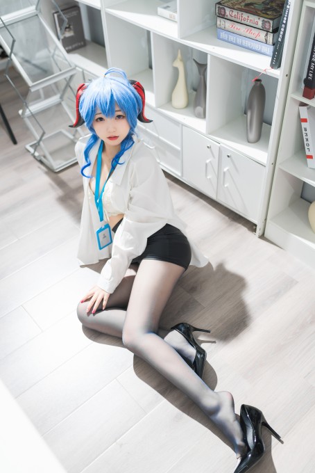 花铃甘雨秘书
