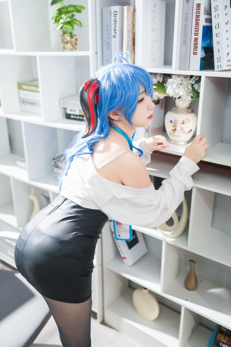 花铃甘雨秘书