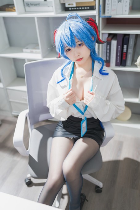 花铃甘雨秘书