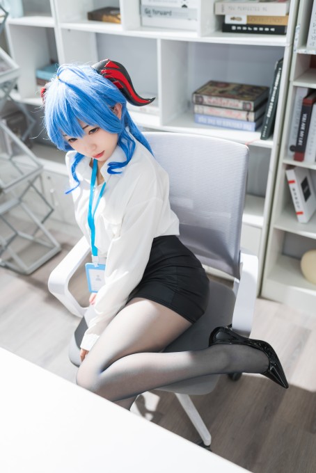 花铃甘雨秘书
