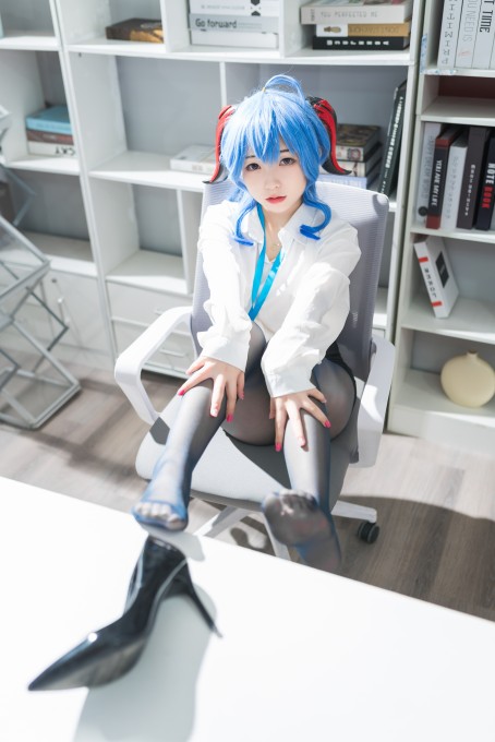 花铃甘雨秘书