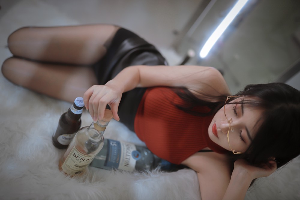 不呆猫姐姐在家独自买醉