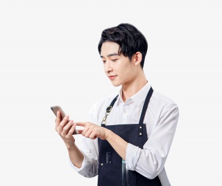 男性理发师玩手机