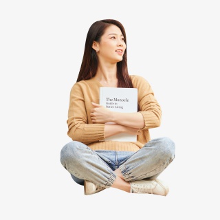 年轻女性看书