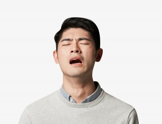 青年男性哭泣