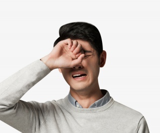 青年男性哭泣