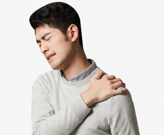 青年男性肩膀疼
