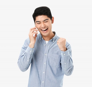 青年男性用手机