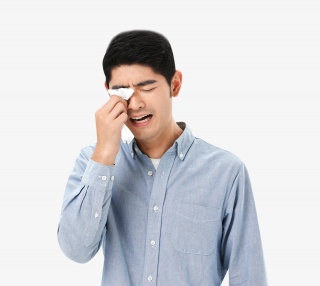 青年男性悲伤哭泣
