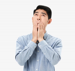 青年男性悲伤哭泣