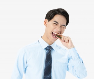 青年男性拿着金块