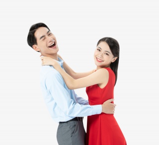 夫妻互相拥抱