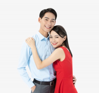 夫妻互相拥抱