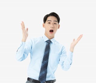 青年男性摊开双手吃惊