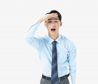 青年男性眺望