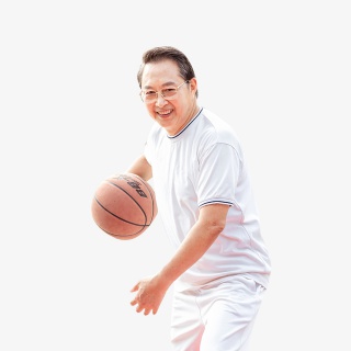 老人运动篮球场打篮球