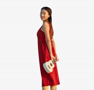 年轻美女手拿尤克里里背影