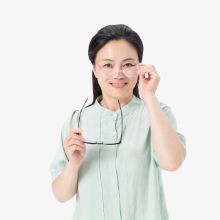 中年女性戴近视眼镜