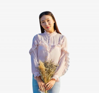 年轻美女手拿花篮