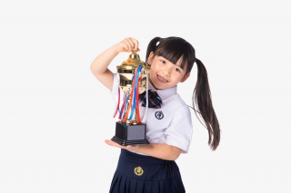 手拿奖杯的小女孩
