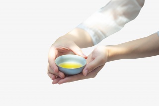 手持茶杯喝茶