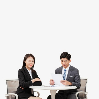 面试官与填表格的求职男性