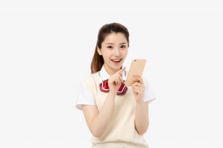 使用手机的女高中生
