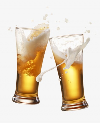 黄色啤酒碰杯
