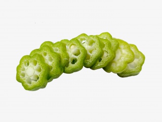 切开排列整齐的绿色秋葵蔬菜