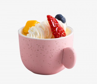 粉色杯子里的水果奶油奶昔