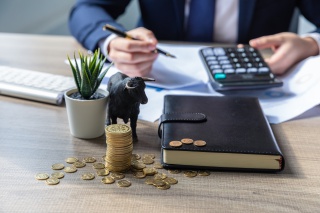 商务男性金融理财股市