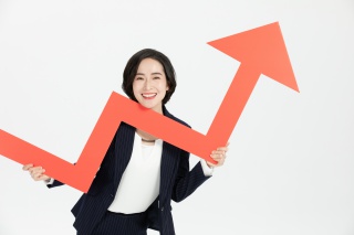 商务女性拿股市增长趋势箭头
