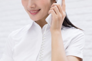 正在接听电话的前台客服人员