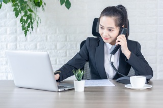 商务女性接电话