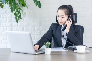 商务女性接电话