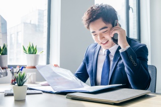 商务男士办公室打电话