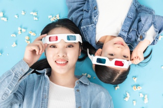母女戴3d眼镜看电影
